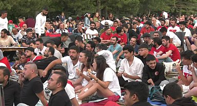 Türkiye-Hollanda maçını dev ekranlarda seyreden yurttaşlar, ilk yarıda sevinse de maçın sonunda büyük üzüntü yaşadı