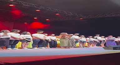 Yunan asıllı Alman şarkıcı Atatürk posterinin kaldırılmasını istedi, konseri iptal edildi