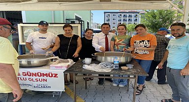 Yunusemre Belediyesi, ilçenin 5 noktasında aşure dağıttı