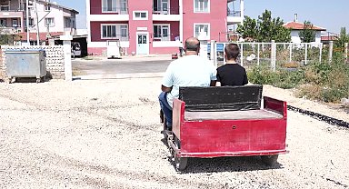 Afyonkarahisar Belediyesi, engelli baba oğulun evinin yolunu asfaltladı