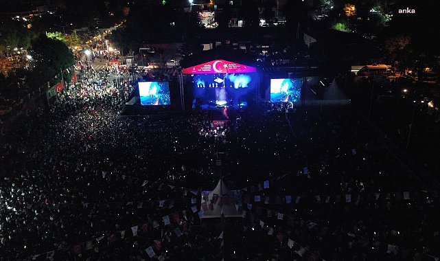 Beylikdüzü'nde Büyük Zafer'in 102'nci yılı, Zeynep Bastık konseri ile kutlandı