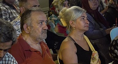 Beyoğlu'nda emekliler açık hava film gösterimi ile nostalji yaptı 
