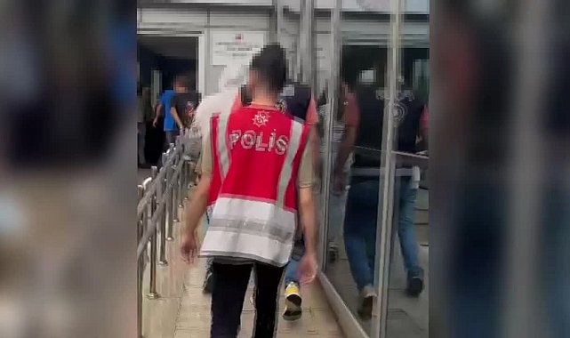 Bir çocuk şiddeti daha... 16 yaşındaki çocuğu kızlı erkekli grup aralarına alarak darp etti