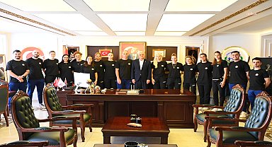 Bozüyük Belediye Eğitim ve Spor Kulübü Voleybol Takımı'ndan Belediye Başkanı Bakkalcıoğlu'na ziyaret