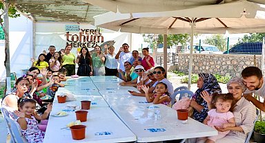 Çeşme Belediye Başkanı Denizli, özel çocuklarla tohum ayıklama etkinliğine katıldı 