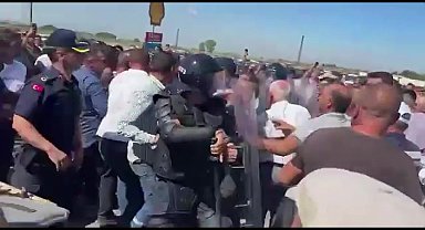 Çiftçi eylemindeki gergin anlar kameralara yansıdı... Arbedeyi önleyen CHP'li Sarıbal: 