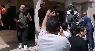 Erzurum'da gazetecilerin darp edilmesine KUDAKA binasına siyah çelenkli protesto