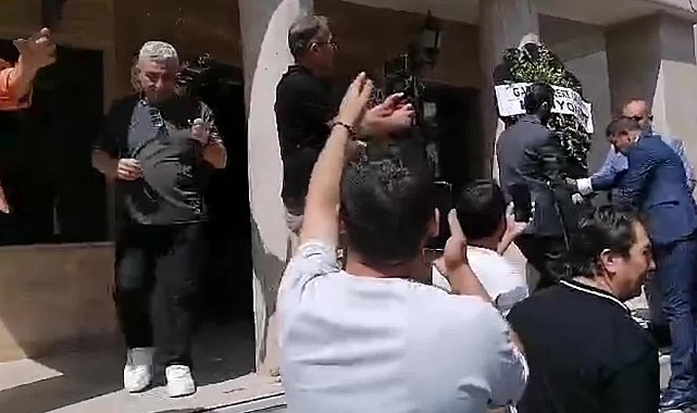 Erzurum'da gazetecilerin darp edilmesine KUDAKA binasına siyah çelenkli protesto