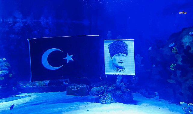 Eskişehir Büyükşehir Belediyesi dalgıçlarından Zafer Bayramı'na özel gösteri