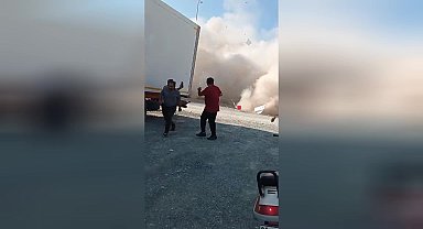 Hatay'da, ağır hasarlı 5 katlı binanın kontrolsüz yıkılması paniğe yol açtı 