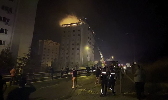 İzmir'in Karşıyaka ilçesindeki orman yangını TOKİ konutlarına sıçradı, bir binanın çatısı alev aldı