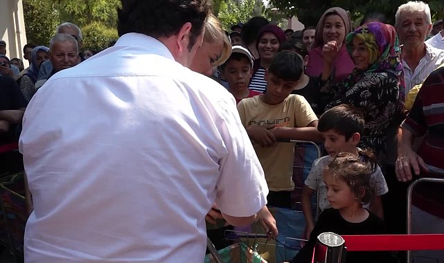 Merkezefendi Belediyesi, Acıpayam Belediyesi iş birliğinde üreticiden aldığı karpuzları vatandaşa dağıttı