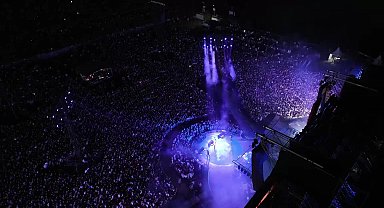 Mor ve Ötesi grubunun İstanbul Festivali'ndeki konserine 10 binlerce kişi katıldı