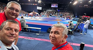 Özgür Özel, Paris Olimpiyatları'nda güreşte Taha Akgül'ün eleme maçını Mansur Yavaş ve Mesut Özarslan'la birlikte izledi