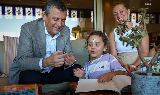 Özgür Özel, Tayfun Kahraman'ın eşi ve kızını ziyaret etti: