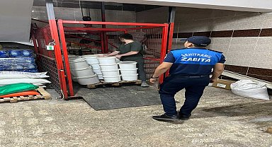 Şehitkamil'de bir işletmede ele geçirilen çok sayıda bozulmuş ve etiketsiz ürün imha edildi 