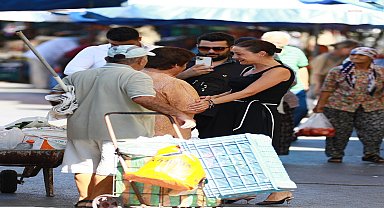 Selçuk Belediye Başkanı Filiz Ceritoğlu Sengel, pazarda vatandaşlarla buluştu