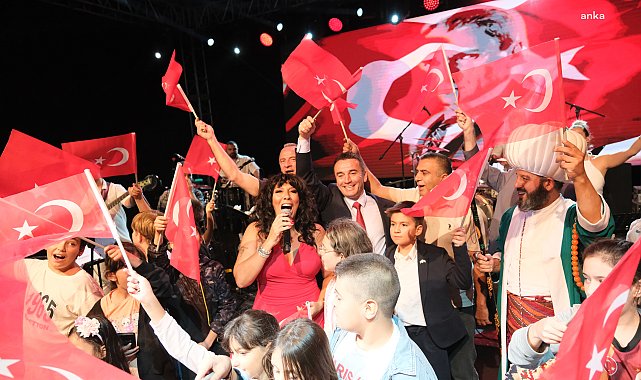 Sivrihisar’da 30 Ağustos kutlamalarında Işın Karaca sahne aldı