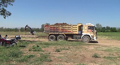 Tarım yaptıkları hazine arazisine deprem evleri yapılmasına tepki gösteren vatandaşlar: 
