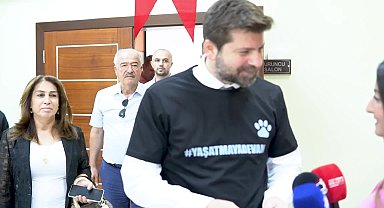 Tarsus Belediye Başkanı Boltaç’tan sokak hayvanları yasasına tişörtlü tepki: “Yaşatmaya Devam”