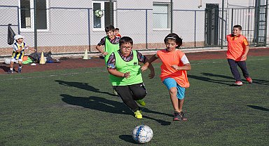 Tepebaşı Belediyesi'nin futbol yaz okulu devam ediyor