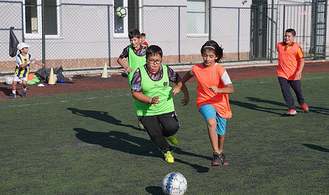 Tepebaşı Belediyesi'nin futbol yaz okulu devam ediyor