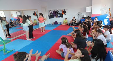 Turgutlu Belediyesi'nin yaz dönemi açtığı kurslarda katılımcılar hem eğleniyor hem öğreniyor
