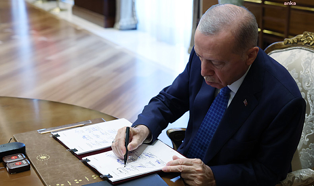 YAŞ kararları... Komuta kademesinde değişiklik yok, Deniz Kuvvetleri Komutanı Oramiral Tatlıoğlu'nun görev süresi 1 yıl uzatıldı