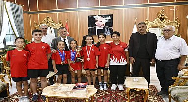 Yunusemre Belediye Başkanı Semih Balaban, milli sporcuları makamında ağırladı