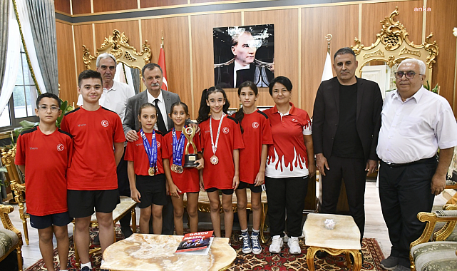 Yunusemre Belediye Başkanı Semih Balaban, milli sporcuları makamında ağırladı