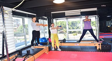 Yunusemre Belediyesi'nin düzenlediği reformer pilates kurslarına yoğun ilgi
