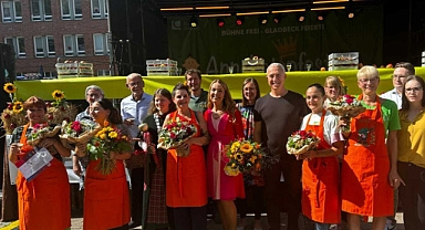 Alanya Belediye Başkanı Özçelik, kardeş şehir Gladbeck'te düzenlenen Elma Festivali'ne katıldı