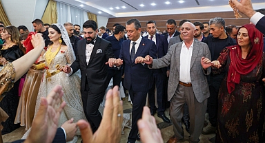 CHP Genel Başkanı Özgür Özel, Azad ve Nurhan çiftinin düğün törenine katıldı