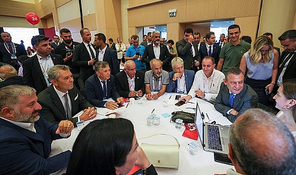 CHP Lideri Özel, parti programındaki değişikliklere yönelik tartışmaların yürütüldüğü masa toplantılarına katıldı