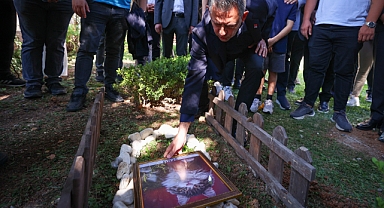 CHP'nin kedisi Şero, parti genel merkezinin bahçesine defnedildi