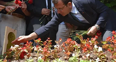 Ekrem İmamoğlu, şehit Piyade Üsteğmen Ömer Fatih Ayar'ın kabrini ziyaret etti