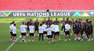 Türkiye A Milli Futbol Takımı, İzlanda maçı hazırlıklarını Gürsel Aksel Stadyumu'nda tamamladı