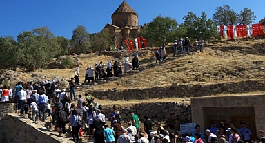Van'daki Akdamar Kilisesi'nde 12'nci ayin yapıldı