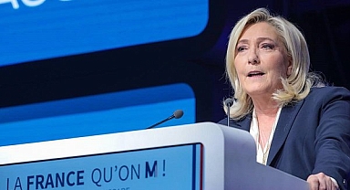 Yüz binlerce sol görüşlü Fransız, Barnier'ın başbakan olarak atanmasını protesto etti