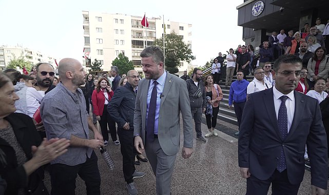 Buca Belediye Başkanı Görkem Duman, çocukların bayram sevincine ortak oldu
