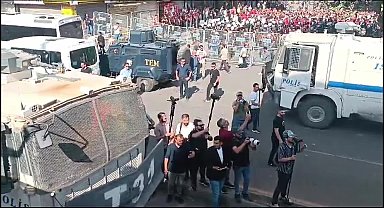  Diyarbakır'da miting için toplananların basın açıklaması yapmasına izin verildi