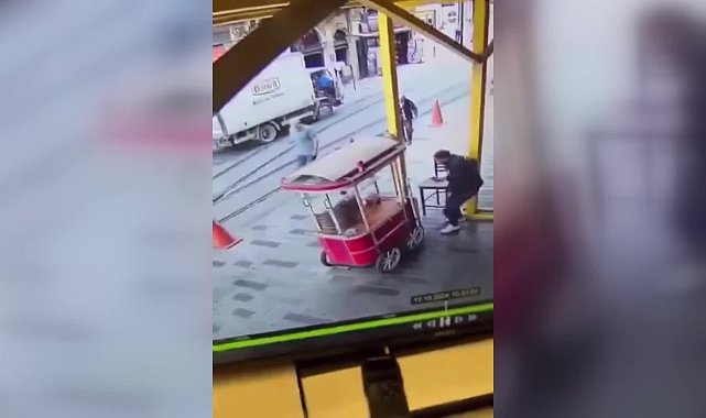 İstiklal Caddesi’nde polise bıçaklı saldırı kamerada