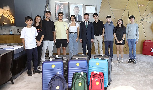 Lise ve üniversiteli gençlerden Bayraklı Belediye Başkanı Önal'a teşekkür ziyareti