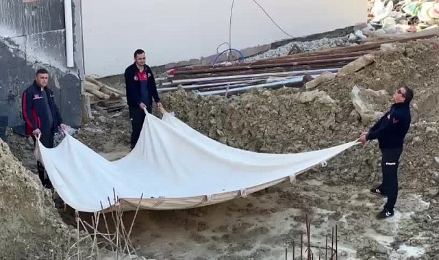 Sinop’ta okul inşaatında çalışan işçilerden maaş protestosu