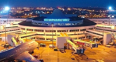 Antalya Havalimanı'na iniş yapan uçağın motor kısmında yangın çıktı