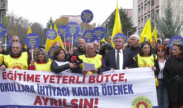 Eğitim Sen'den MEB önünde