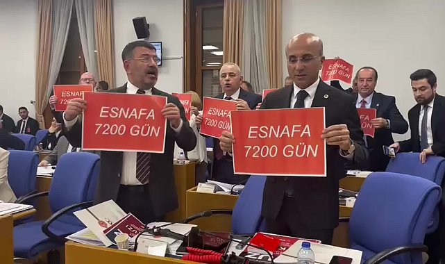 TBMM Plan ve Bütçe Komisyonu... CHP'li milletvekilleri, Bağ-Kur prim gün sayısının düşürülmemesini protesto etti