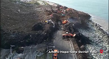 Artvin'de heyelan sonucu kapanan Karadeniz Sahil Yolu tek şeritten ulaşıma açıldı 