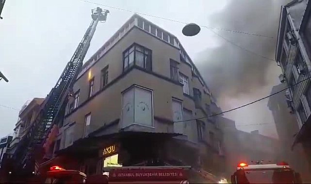 Çemberlitaş'taki yangın ulaşımı aksattı