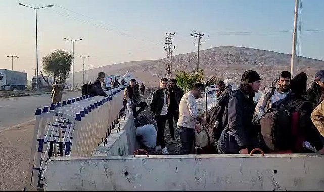 Cilvegözü'nde hareketlilik azaldı: Bazı Suriyeliler akrabalarını uğurlamak için kapıya geldi